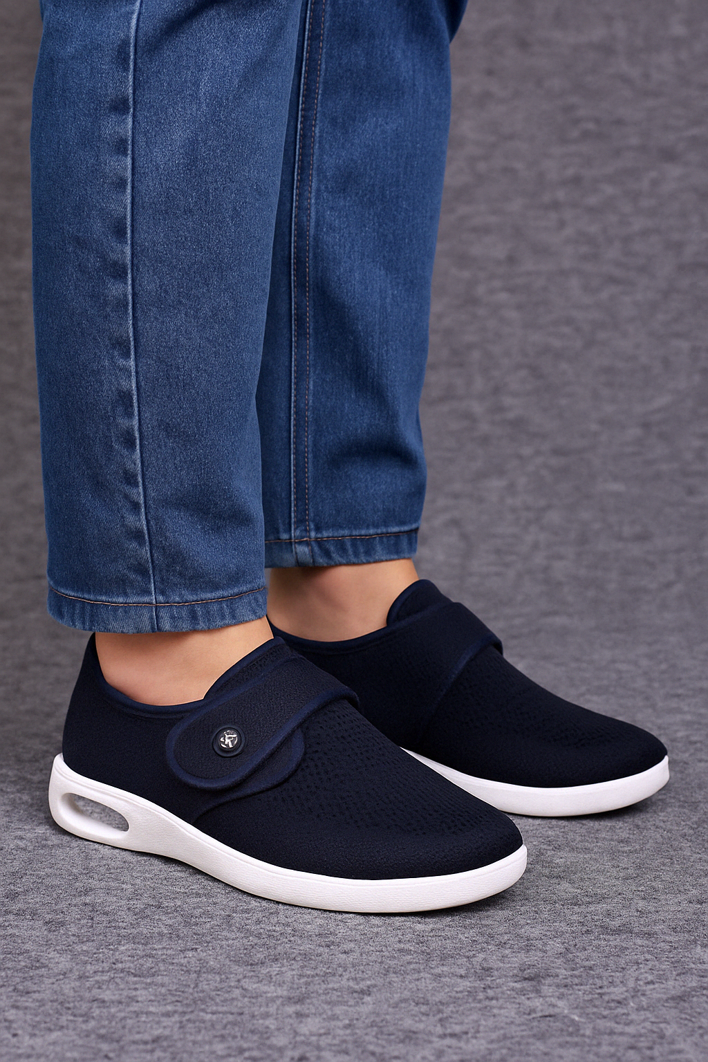 Unisex Wide-Fit Comfort Shoes – Black