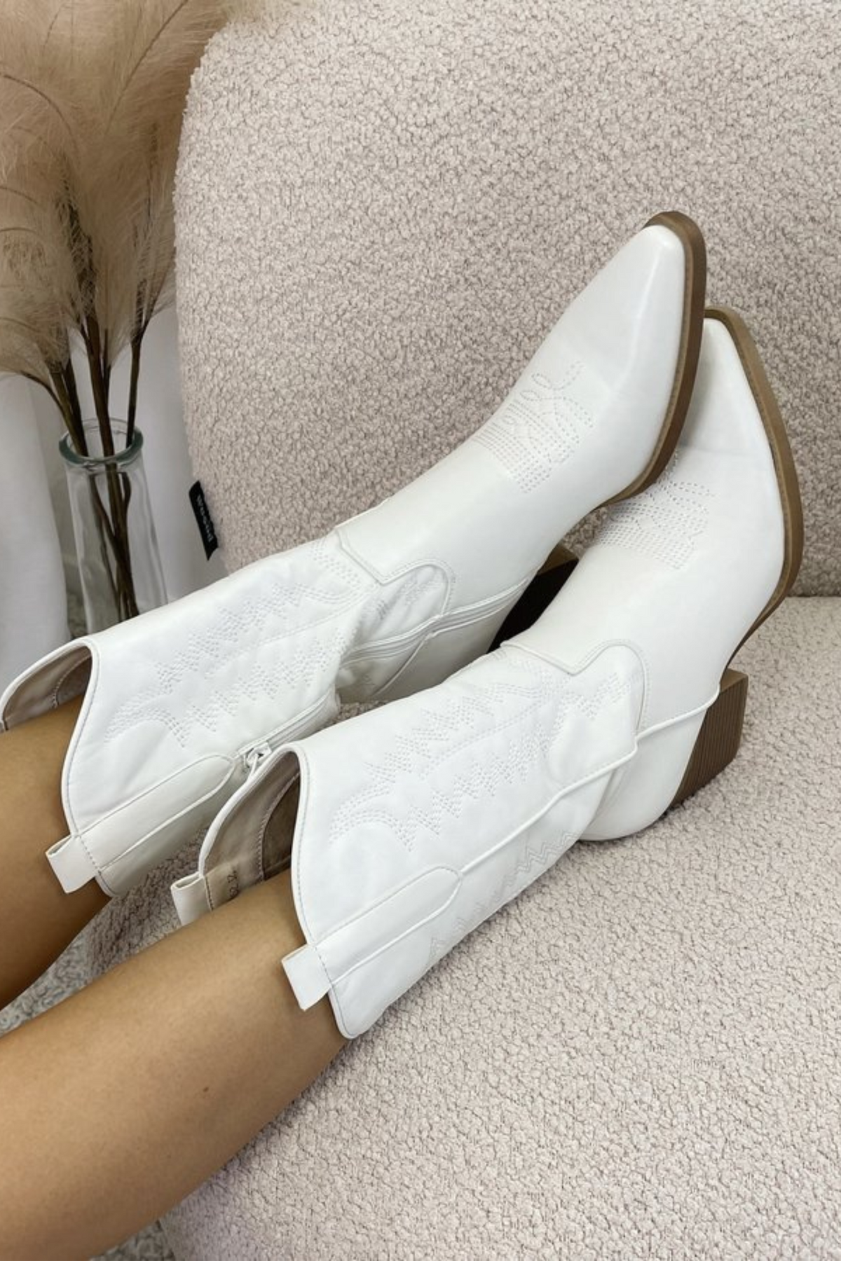 Women's Cowboy Boots with Pointed Toe – White