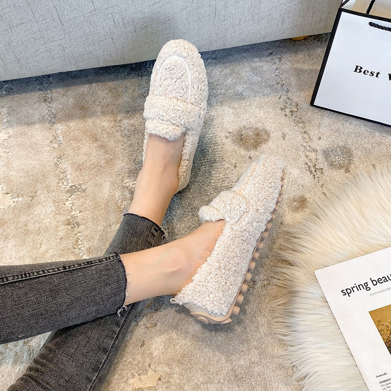Women's Plush Slippers with a Luxurious Interior